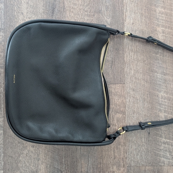 Black Hobo Bag with Adjustable Strap and Soft Leather - Picture 4 of 8